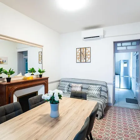 Les Halles , Climatisation, Terrasse, Garage Apartment *
