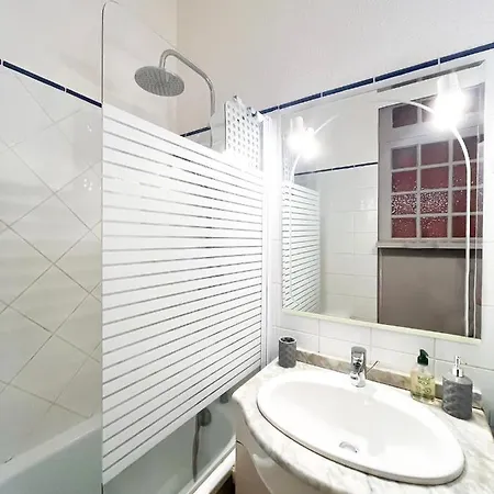 Apartment Les Halles , Climatisation, Terrasse, Garage *