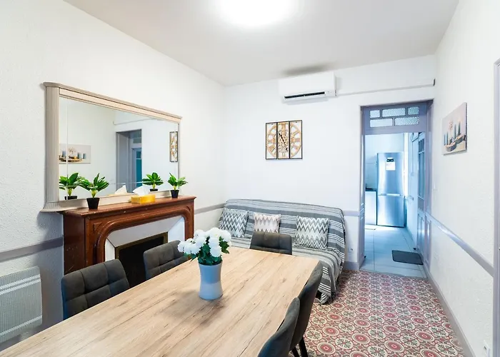Les Halles , Climatisation, Terrasse, Garage Appartement *