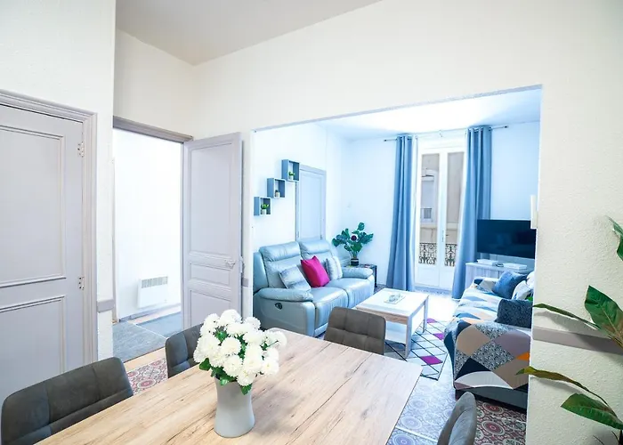 Les Halles , Climatisation, Terrasse, Garage Appartement *