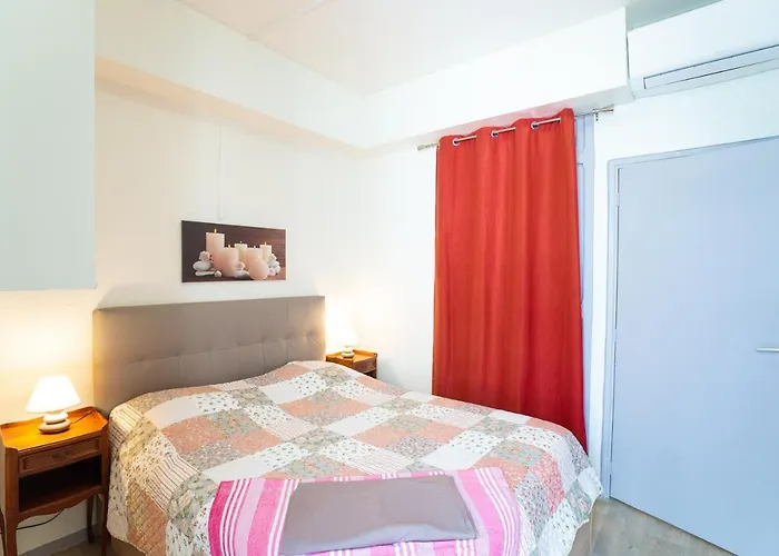 Les Halles , Climatisation, Terrasse, Garage Appartement *